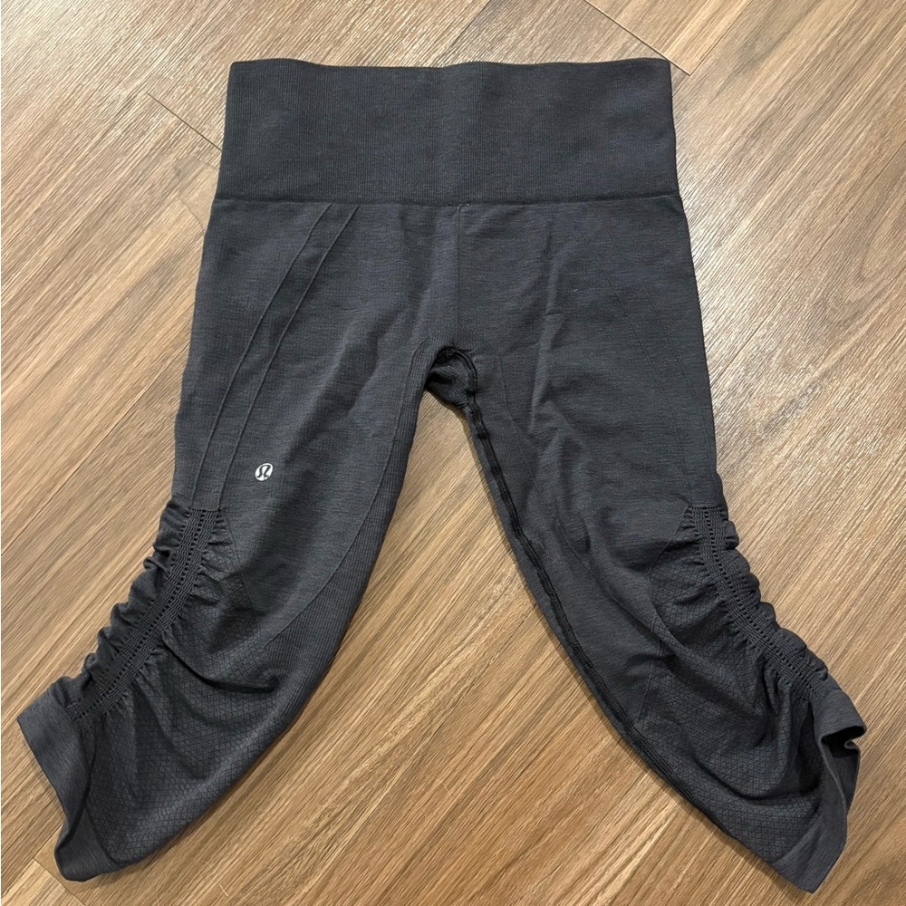 Lululemon Cropped Charcoal Ruched Leggings 🪨